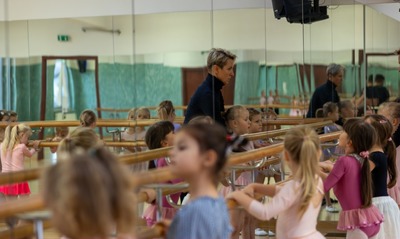 Plakat wydarzenia:  SIERPIEŃ Z BALETEM. WAKACYJNE WARSZTATY BALETOWE DLA DZIECI I MŁODZIEŻY GRUPA 3
